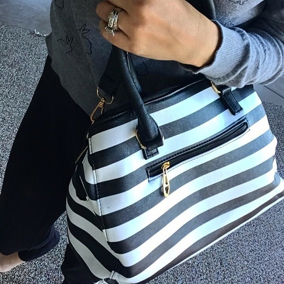 ‼️SOLD‼️NWOT/B&W STRIPED GOLDFISH TOTE - Picture 6 of 7